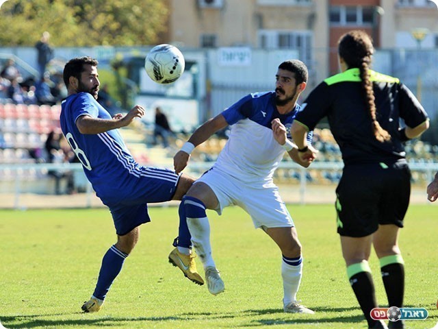 עזאם ובן דוד במאבק על הכדור (עודד חסין)